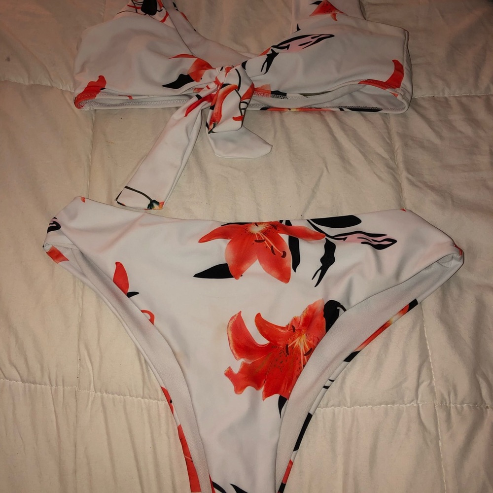 Pretty White floral bikini